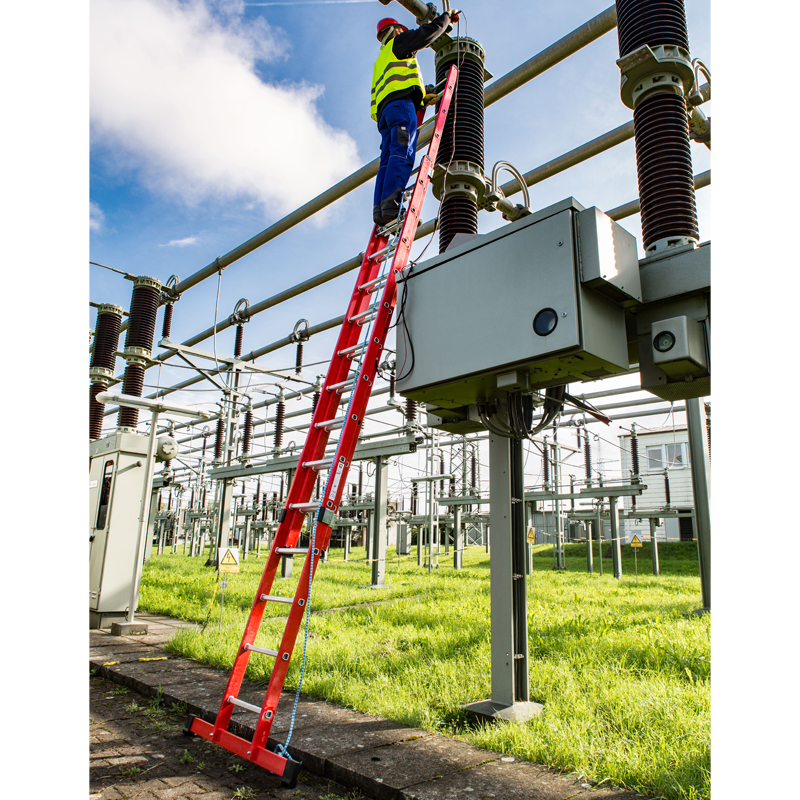 Scara culisanta cu sfoara electroizolanta, laterale fibra de sticla, 16 trepte, max 1000V